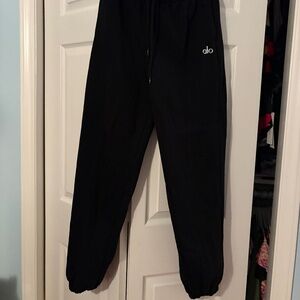 Like New ALO black cuffed accolade sweatpants Medium
